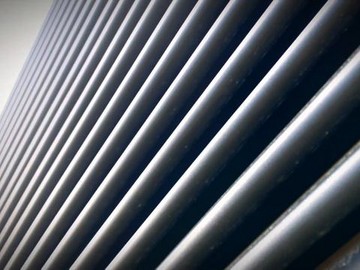 Двухсторонний, не просматриваемый, но продуваемый забор-жалюзи Твинго. Двухсторонний, не просматриваемый, но продуваемый забор-жалюзи Твинго.